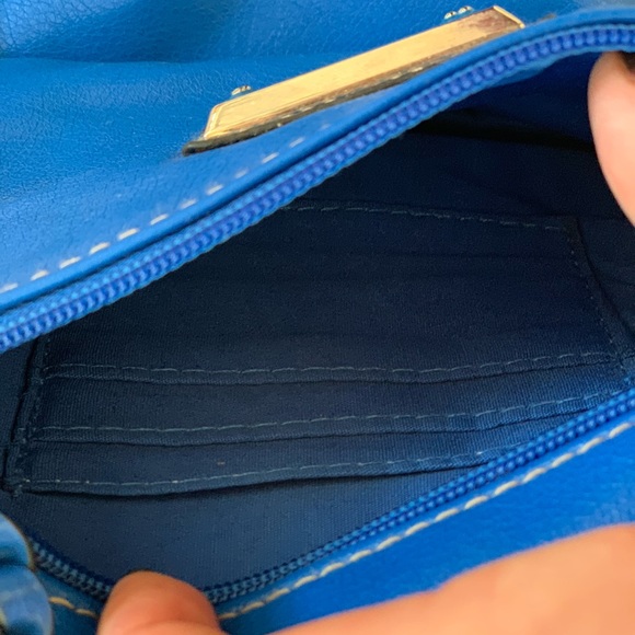 blue shoulder bag with a detachable wristlet 🔥 - Picture 3 of 6